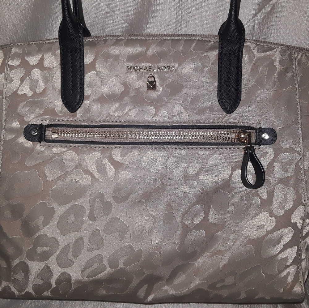 MICHAEL KORS NYLON KELSEY MEDIUM TOP ZIP TOTE